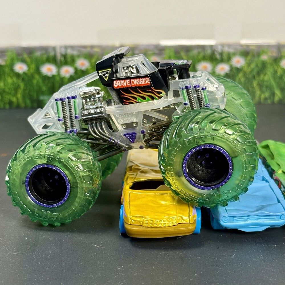 Custom Monster Jam Grave Digger Trainer Truck Green Purple 1:64 Monster Truck